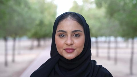 الاستمتاع بالأجواء في إحدى المنتزهات، الاستجمام بالطبيعة واستنشاق الهواء الطلق، تصوير لسيدة عربية خليجية عمانية ترتدي الزي العماني يسير فى احدي حدائق سلطنة عمان ، شابه سعوديه تخرج إلى أحد الاماكن العامة للترفيه عن النفس