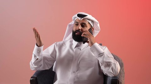طلب النهي والتوقف عن فعل شيء ما، التواصل مع الأهل والأصدقاء، النقاش والجدال في موضوع معين، شاب سعودي يقوم باستخدام الهاتف المحمول، بورتريه لرجل عربي خليجي قطري يقوم بإجراء مكالمة هاتفية عبر الجوال بإيماءات التوتر، خلفية ملونة