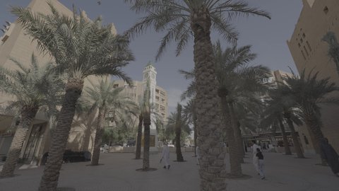  ساعة الصفاة في ساحة قصر الحكم بمدينة الرياض في النهار، أماكن السياحة التراثية التاريخية المشهورة, المعالم الأثرية القديمة في المملكة العربية السعودية, مفهوم الحضارات العريقة، الاهتمام بزراعة الاشجار والنباتات الخضراء في المدن السياحية