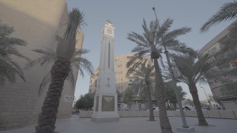  ساعة الصفاة في ساحة قصر الحكم بمدينة الرياض في النهار، أماكن السياحة التراثية التاريخية المشهورة, المعالم الأثرية القديمة في المملكة العربية السعودية, مفهوم الحضارات العريقة، الاهتمام بزراعة الاشجار والنباتات الخضراء في المدن السياحية
