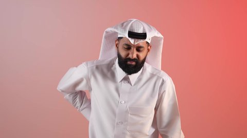 التهاب المفاصل والعضلات، الحاجة للذهاب إلى الطبيب والمعاينة، شاب سعودي يشعر بالتعب والوهن الشديد، بورتريه لرجل عربي خليجي قطري يرتدي الثوب والغتره يضع يده على ظهره بإيماءات التألم، خلفية ملونة
