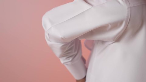 الحاجة للذهاب إلى الطبيب والمعاينة، التهاب المفاصل والعضلات، شاب سعودي يشعر بالتعب والوهن الشديد، بورتريه مقرب لرجل عربي خليجي قطري يرتدي الثوب والغتره يضع يده على ظهره بإيماءات التألم الشديد، خلفية ملونة