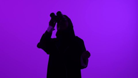 رؤية الأشياء البعيدة، سيدة سعودية تقوم بالتفكير والتطلع إلى المستقبل، التخطيط المستقبلي للأهداف والطموحات، تصوير ظلي مقرب لشابة عربية خليجية عمانية ترتدي العباءة والحجاب تمسك منظار ثنائي العينين تنظر إلى شيء ما، خلفية بنفسجية، سالوييت