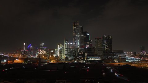 حركة المرور في طرق وشوارع مدينة الرياض في الليل، مركز الملك عبد الله المالي ( كافد ) في المملكة العربية السعودية، النمو والتقدم العمراني على الطراز الحديث، الأبراج المالية والاقتصادية والمنشأت المعمارية، المعالم السياحية المشهورة