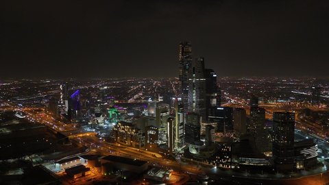 حركة المرور في طرق وشوارع مدينة الرياض في الليل، مركز الملك عبد الله المالي ( كافد ) في المملكة العربية السعودية، النمو والتقدم العمراني على الطراز الحديث، الأبراج المالية والاقتصادية والمنشأت المعمارية، المعالم السياحية المشهورة