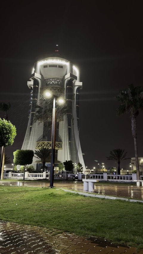 برج المياه في خميس مشيط في ابها، معالم مدينة عسير في المملكة العربية السعودية، الاشجار والنباتات الخضراء اثناء المطر، الفن الهندسي المعماري للابراج وناطحات السحاب، الاهتمام بالانارة والبنية التحتية للمدن السياحية، الاجواء الماطرة في فصل الشتاء