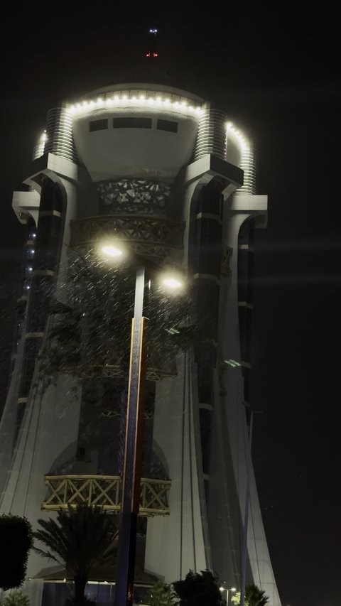 برج المياه في خميس مشيط في ابها، معالم مدينة عسير في المملكة العربية السعودية، الاشجار والنباتات الخضراء اثناء المطر، الفن الهندسي المعماري للابراج وناطحات السحاب، الاهتمام بالانارة والبنية التحتية للمدن السياحية، الاجواء الماطرة في فصل الشتاء