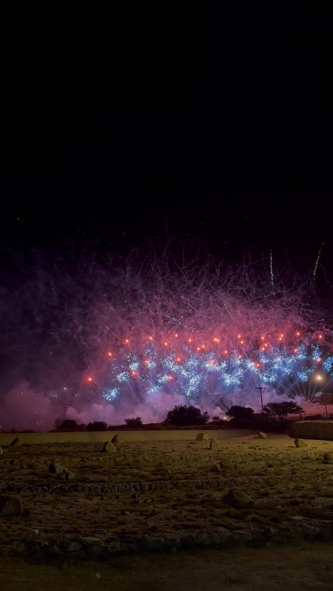 الاحتفال بمناسبة الفوز باستضافة كأس العالم 2034 في السعودية، فعاليات وأنشطة ترفيهية في ابها بمدينة عسير في المملكة العربية السعودية، المفرقعات والألعاب النارية والاضاءة في الليل