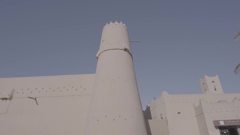  الاهتمام بزراعة الأشجار في المدن السياحية، اماكن لجذب السياح من انحاء العالم، المباني الطينية التراثية والمعالم الأثرية في المملكة العربية السعودية، الفن الهندسي المعماري على الطراز القديم، متحف قصر المصمك التاريخي في مدينة الرياض