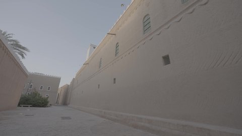  الاهتمام بزراعة الأشجار في المدن السياحية، اماكن لجذب السياح من انحاء العالم، المباني الطينية التراثية والمعالم الأثرية في المملكة العربية السعودية، الفن الهندسي المعماري على الطراز القديم، متحف قصر المصمك التاريخي في مدينة الرياض