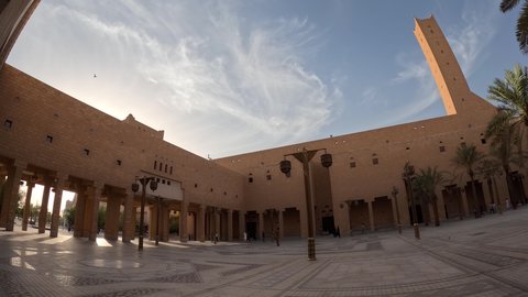الساحة الخارجية لميدان العدل، تايم لابس لحركة الزوار والسياح، الفن الهندسي المعماري لمبنى المحكمة العامة في قصر الحكم بمدينة الرياض, الاهتمام بالمرافق والخدمات العامة بالمملكة العربية السعودية, المراكز التجارية والسياسية المشهورة في العاصمة