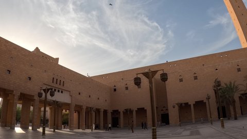 الساحة الخارجية لميدان العدل، تايم لابس لحركة الزوار والسياح، الفن الهندسي المعماري لمبنى المحكمة العامة في قصر الحكم بمدينة الرياض, الاهتمام بالمرافق والخدمات العامة بالمملكة العربية السعودية, المراكز التجارية والسياسية المشهورة في العاصمة