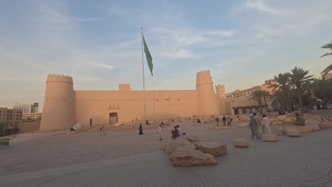 متحف قصر المصمك التاريخي في مدينة الرياض، تايم لابس لحركة الزوار والسياح، اماكن لجذب السياح من انحاء العالم، المباني الطينية التراثية والمعالم الأثرية في المملكة العربية السعودية، الفن الهندسي المعماري على الطراز القديم