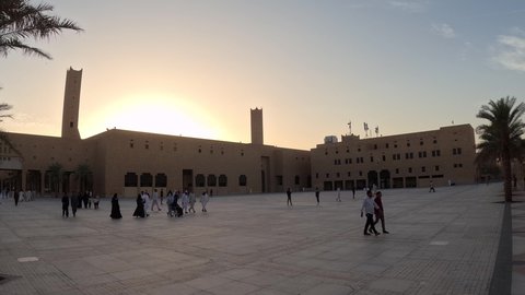 الساحة الخارجية لميدان العدل، تايم لابس لحركة الزوار والسياح، الفن الهندسي المعماري لمبنى المحكمة العامة في قصر الحكم بمدينة الرياض, الاهتمام بالمرافق والخدمات العامة بالمملكة العربية السعودية, المراكز التجارية والسياسية المشهورة في العاصمة