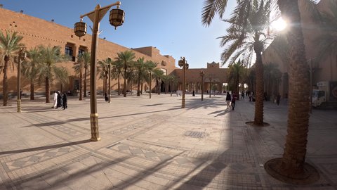 الساحة الخارجية لميدان العدل، تايم لابس لحركة الزوار والسياح، الفن الهندسي المعماري لمبنى المحكمة العامة في قصر الحكم بمدينة الرياض, الاهتمام بالمرافق والخدمات العامة بالمملكة العربية السعودية, المراكز التجارية والسياسية المشهورة في العاصمة