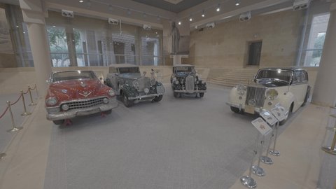 قاعة عرض السيارات الاثرية داخل قصر المربع التاريخي في مدينة الرياض، العراقة والأصالة والتمسك بالتراث السعودي، معالم و أماكن سياحية مشهورة، التصميم و الفن الهندسي المعماري للمباني الطينية على الطراز القديم، المواقع التاريخية في المملكة العربية السعودية