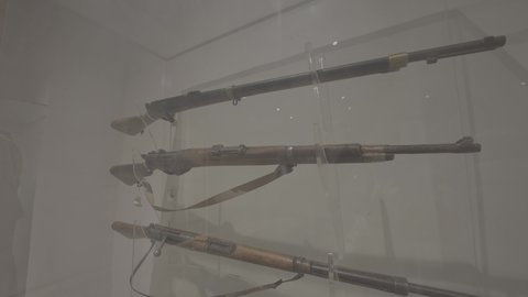 معروضات اثرية داخل قصر المربع التاريخي في مدينة الرياض، العراقة والأصالة والتمسك بالتراث السعودي، معالم و أماكن سياحية مشهورة، التصميم و الفن الهندسي المعماري للمباني الطينية على الطراز القديم، المواقع التاريخية في المملكة العربية السعودية