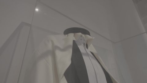 معروضات اثرية داخل قصر المربع التاريخي في مدينة الرياض، العراقة والأصالة والتمسك بالتراث السعودي، معالم و أماكن سياحية مشهورة، التصميم و الفن الهندسي المعماري للمباني الطينية على الطراز القديم، المواقع التاريخية في المملكة العربية السعودية