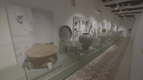 معروضات اثرية داخل قصر المربع التاريخي في مدينة الرياض، العراقة والأصالة والتمسك بالتراث السعودي، معالم و أماكن سياحية مشهورة، التصميم و الفن الهندسي المعماري للمباني الطينية على الطراز القديم، المواقع التاريخية في المملكة العربية السعودية