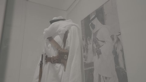 معروضات اثرية داخل قصر المربع التاريخي في مدينة الرياض، العراقة والأصالة والتمسك بالتراث السعودي، معالم و أماكن سياحية مشهورة، التصميم و الفن الهندسي المعماري للمباني الطينية على الطراز القديم، المواقع التاريخية في المملكة العربية السعودية