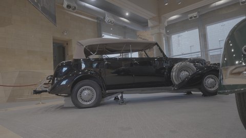 قاعة عرض السيارات الاثرية داخل قصر المربع التاريخي في مدينة الرياض، العراقة والأصالة والتمسك بالتراث السعودي، معالم و أماكن سياحية مشهورة، التصميم و الفن الهندسي المعماري للمباني الطينية على الطراز القديم، المواقع التاريخية في المملكة العربية السعودية