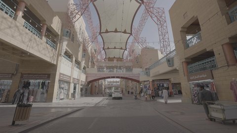 سوق الحلة وسط البلد في مدينة الرياض نهارا, المعالم التاريخية القديمة في العاصمة, الأسواق الشعبية التقليدية الأثرية, الأماكن السياحية التراثية المشهورة في المملكة العربية السعودية, مناطق جذب واستقطاب السياح