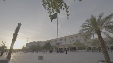 مبنى المحكمة العامة في قصر الحكم بمدينة الرياض, الاهتمام بالمرافق والخدمات العامة بالمملكة العربية السعودية، الساحة الخارجية لميدان العدل، الفن الهندسي المعماري للمراكز التجارية والسياسية المشهورة في العاصمة