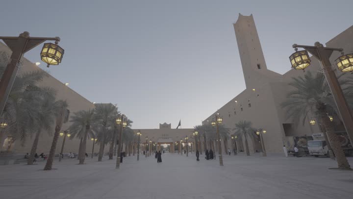 مبنى المحكمة العامة في قصر الحكم بمدينة الرياض, الاهتمام بالمرافق والخدمات العامة بالمملكة العربية السعودية، الساحة الخارجية لميدان العدل، الفن الهندسي المعماري للمراكز التجارية والسياسية المشهورة في العاصمة