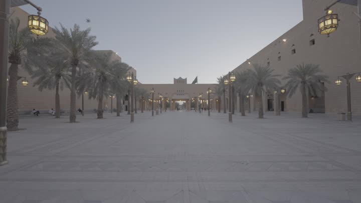 مبنى المحكمة العامة في قصر الحكم بمدينة الرياض, الاهتمام بالمرافق والخدمات العامة بالمملكة العربية السعودية، الساحة الخارجية لميدان العدل، الفن الهندسي المعماري للمراكز التجارية والسياسية المشهورة في العاصمة