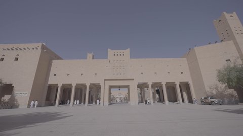 مبنى المحكمة العامة في قصر الحكم بمدينة الرياض, الاهتمام بالمرافق والخدمات العامة بالمملكة العربية السعودية، الساحة الخارجية لميدان العدل، الفن الهندسي المعماري للمراكز التجارية والسياسية المشهورة في العاصمة