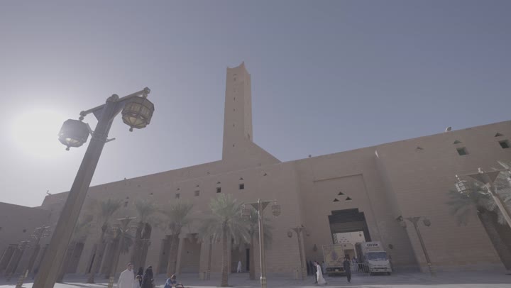 مبنى المحكمة العامة في قصر الحكم بمدينة الرياض, الاهتمام بالمرافق والخدمات العامة بالمملكة العربية السعودية، الساحة الخارجية لميدان العدل، الفن الهندسي المعماري للمراكز التجارية والسياسية المشهورة في العاصمة