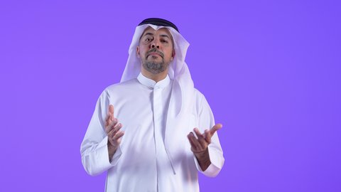 الاهتمام بالأناقة والمظهر الخارجي، مفهوم الوسامة والرجولة والقوة، رجل عربي خليجي كويتي يرتدي الثوب التقليدي والغترة يقوم بمحادثة ومخاطبة شخص ما، رجل سعودي يشير بيديه بتعابير الاندماج فى الحديث