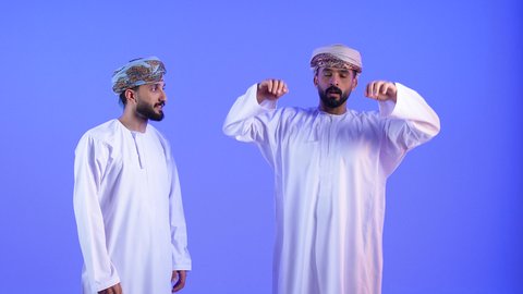 ضرورة أخذ قسط من الراحة والاسترخاء، الشعور بالنعاس والحاجة للنوم، إيماءات التعب والإرهاق، بورتريه لرجلان عربيان خليجيان عمانيان يرتديان  الدشداشة و العمامة يقومان بالتثاؤب, الكسل والخمول, خلفية زرقاء