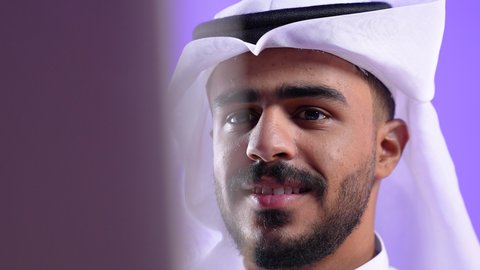 التوظيف في المكاتب والشركات الكويتية، التركيز والتفاني والعمل الجاد، تصوير مقرب لرجل عربي خليجي كويتي يرتدي الثوب التقليدي والغترة يجلس على مكتب ويعمل على جهاز الحاسب المحمول ،موظف سعودي يستخدم التقنيات الحديثة في الأعمال الإدارية والمكتبية