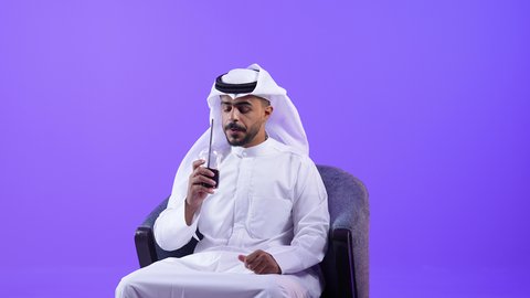 محاولة التخفيف من حرارة الصيف بالمشروب المنعش، رجل سعودي يستمتع بالمشروبات المفيدة اللذيذة، شاب عربي خليجي كويتي يرتدي الثوب التقليدي والغتره ويستمتع بشرب العصير الطبيعي البارد, إيماءات السرور والسعادة