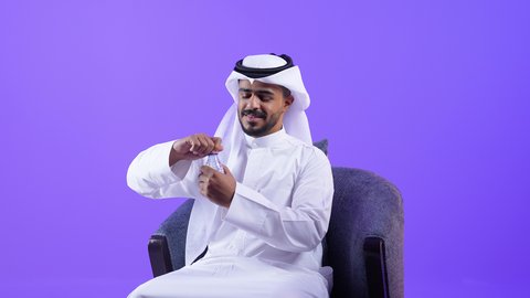 التخلص من سموم الجسم ، أهمية شرب الماء النقي للمحافظة على بشرة نضرة، شاب عربي خليجي كويتي يرتدي الشماغ والثوب التقليدي يقوم بشرب المياه من عبوة بلاستيكية، رجل سعودي يحافظ على سلامة الجهاز المناعي