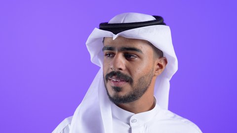 الاهتمام بالمظهر الخارجي والأناقة، مفهوم الرجولة والثقة بالنفس،شاب عربي خليجي كويتي يرتدي الثوب التقليدي والغترة يقف باستقامة وثقة بالنفس ، رجل سعودي ينظر جانباً بايماءات السرور والسعادة