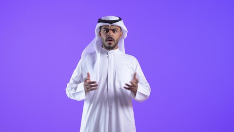 الإستفهام حول موضوع معين, رجل عربي خليجي كويتي يرتدي الثوب والغترة يرفع يديه نحو الأعلى بإيماءات عدم المعرفة, التساؤل والإستغراب والاستفسار عن أمر ما، رجل سعودي يشير بتعابير الغموض وعدم الوضوح