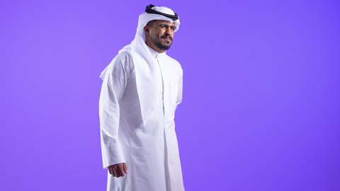 التعب والإرهاق والإحساس بالمرض، شاب عربي خليجي كويتي يرتدي الثوب التقليدي والغترة ويضع يده على ظهره، آلام الظهر والعامود الفقري، إيماءات وجه ويدين تدل على الوجع والألم، رجل سعودي يحتاج إلى العلاج