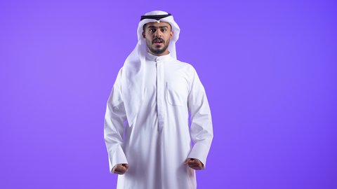 البشاشة والشعور بالسعادة ،  التعبير عن الجودة والاتقان،رجل عربي خليجي كويتي مبتسم يرتدي الثوب التقليدي والغترة يقوم برفع اصبعه بإيماءات الجودة والامتياز والتميز ، رجل سعودي يشير بايماءات الرضي والموافقة