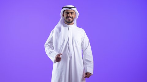 التعبير عن الجودة والاتقان، البشاشة والشعور بالسعادة ، رجل عربي خليجي كويتي مبتسم يرتدي الثوب التقليدي والغترة يقوم برفع اصبعه بإيماءات الجودة والامتياز والتميز ، رجل سعودي يشير بايماءات الرضي والموافقة