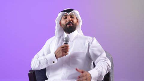 إقامة الندوات وورش العمل والتحاور والنقاش مع الآخرين،شاب سعودي يقوم بتسجيل المقاطع الصوتية والغنائية، بورتريه مقرب لرجل عربي خليجي قطري مبتسم يرتدي الثوب التقليدي والغترة يجلس على كرسي مريح يقوم بالقاء الخطابات باستخدام مكبر الصوت، ايماءات الاستمتاع والاندماج، خلفية بنفسجية