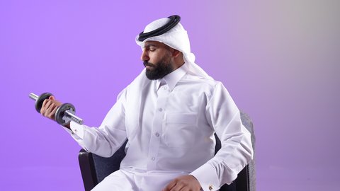 ممارسة الرياضة وبناء الكتلة العضلية للجسم، اتباع أسلوب حياة صحي، شاب سعودي يقوم بالتدرب على رفع الأثقال والقيام بالتمارين الرياضية، بورتريه من الجانب لرجل عربي خليجي قطري يرتدي الثوب التقليدي والغترة يجلس على كرسي مريح ويقوم برفع الدامبلز، خلفية بنفسجية