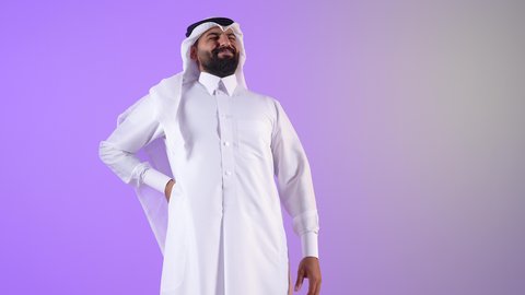 آلام العامود الفقري والظهر، بورتريه لرجل عربي خليجي قطري يرتدي الغترة والثوب التقليدي منحني يضع يده على ظهره، إيماءات وتعابير جسد تدل على الوجع والألم، شاب سعودي يشعر بالتعب والإرهاق والإحساس بالمرض، الحاجة إلى العلاج وزيارة الطبيب، خلفية بنفسجية