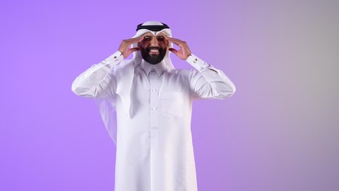 الصداع وأمراض الجيوب الأنفية المزمنة، شاب سعودي يشعربالحاجة الي الفحوصات الدورية والمتابعة، المرض والرشح والانفلونزا، بورتريه لرجل عربي خليجي قطري يرتدي الثوب التقليدي والغترة يضع يده على انفه بتعابير الألم،خلفية بنفسجية