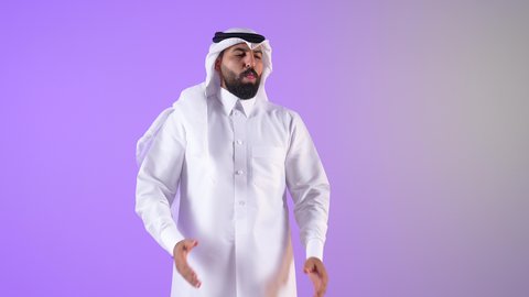 الكحة والتهاب الحلق والحاجة للعلاج، إيماءات الإرهاق والتعب الشديد، شاب سعودي يشعر بالإصابة بالأنفلونزا ونزلات البرد، بورتريه لرجل عربي سعودي ثطري يرتدي الغترة والثوب التقليدي يضع يده أمام فمه ويقوم بالسعال,خلفية بنفسجية