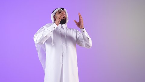 التهاب الأنف التحسسي, شاب سعودي يشعربالمرض و الزكام والحاجة الى العلاج والدواء, بورتريه لشاب عربي خليجي قطري يرتدي الثوب التقليدي والغترة يضع يديه على وجهه بإيماءات العطاس, صوة خلفيه بنفسجية