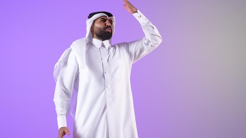 النسيان والسهو والغفلة، ايماءات تذكر امر ما، شاب سعودي يشعر بالدهشة والذهول، بورتريه لرجل عربي خليجي قطري يرتدي الثوب التقليدي والغترة يضع يده على رأسه بتعابير الصدمة، خلفية بنفسجية