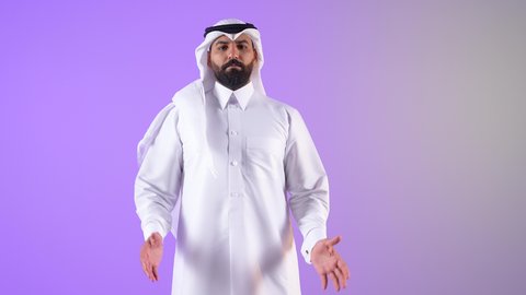عدم التاكد والقدرة على اتخاذ القرار، شاب سعودي يتردد بشأن أمر معين، بورتريه لرجل عربي خليجي قطري يرتدي الثوب التقليدي والغترة يرفع كفيه نحو الأعلى بتعابير الحيرة، النظر إلى الكاميرا بإيماءات الاستغراب، خلفية بنفسجية