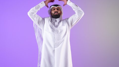 ايماءات تذكر امر ما، شاب سعودي يشعر بالدهشة والذهول، النسيان والسهو والغفلة، بورتريه لرجل عربي خليجي قطري يرتدي الثوب التقليدي والغترة يضع يده على رأسه بتعابير الصدمة، خلفية بنفسجية